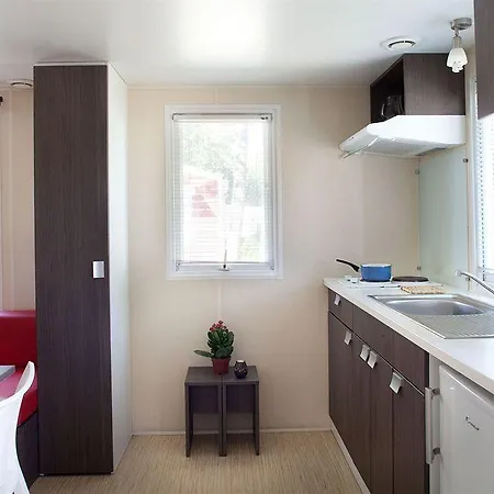 Le Village Du Lac Caravan Park 4*