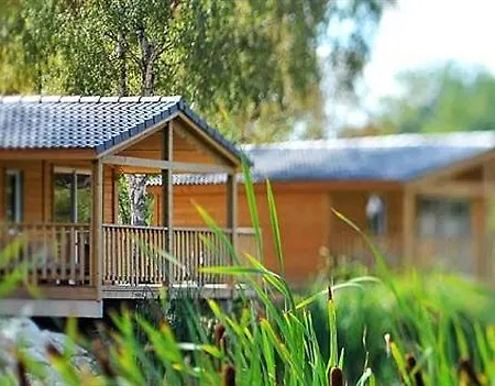 Le Village Du Lac Caravan Park Hotel