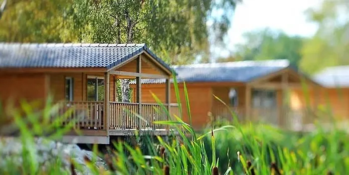 Le Village Du Lac Caravan Park Hotel